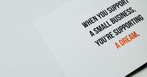 Texto en ingles When you support a small business, you're supporting a dream. En español Cuando apoyas a un pequeño negocio, estás apoyando un sueño. para Emprendedores exitosos.